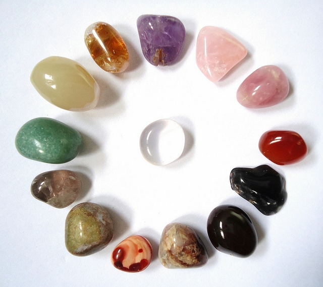 Le cristal de roche peut être associé aux autres pierres de lithothérapie, pour en amplifier les effets