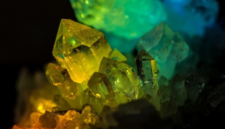 Les utilisations historiques du quartz sont nombreuses : pour ses propriétés physiques dès la préhistoire, mais aussi pour ses vertus thérapeutiques