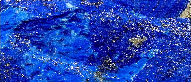 Son bleu outremer et ses paillettes dorées donnent au Lapis Lazuli l'aspect d'un ciel étoilé
