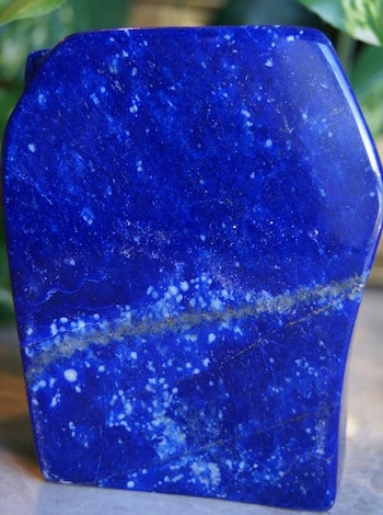 Constellée de pyrite ou non, le lapis lazuli évoque la voûte céleste