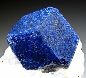 La lazurite est le minéral qui donne sa couleur au lapis lazuli