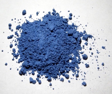 L'outremer véritable, pigment utilisé en peinture, est fabriqué à partir de lapis lazuli broyé