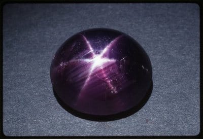 L'Etoile de Minuit, saphir étoilé pourpre-violet | Lithothérapie en Ligne