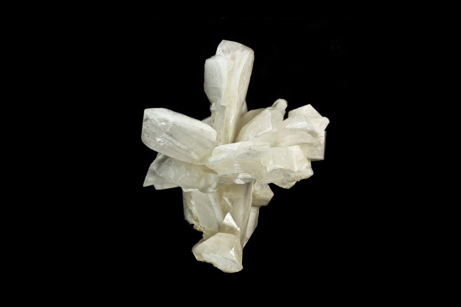 Calcite blanche avec un éclat nacré provenant de la mine de Charcas au Mexique © Muséum national d’Histoire naturelle