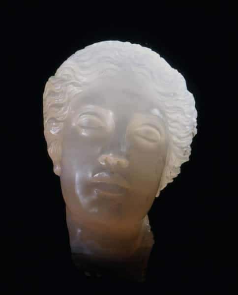Tête de jeune femme noble taillée dans une pierre de calcédoine opaque gris-bleu hauteur 6,8 cm - période hélléniste probablement d'Alexandrie – 120 à 80 avant JC. -  Barbier-Mueller Museum, Geneve.
