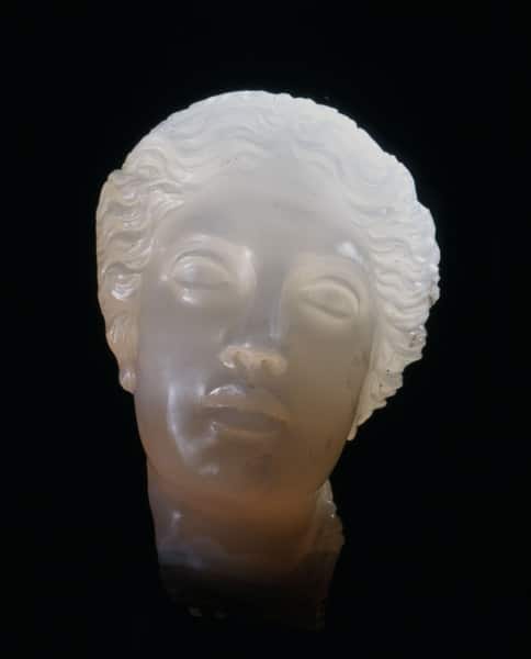 Tête de jeune femme noble taillée dans une pierre de calcédoine opaque gris-bleu hauteur 6,8 cm - période hélléniste probablement d'Alexandrie – 120 à 80 avant JC. - Barbier-Mueller Museum, Geneve.