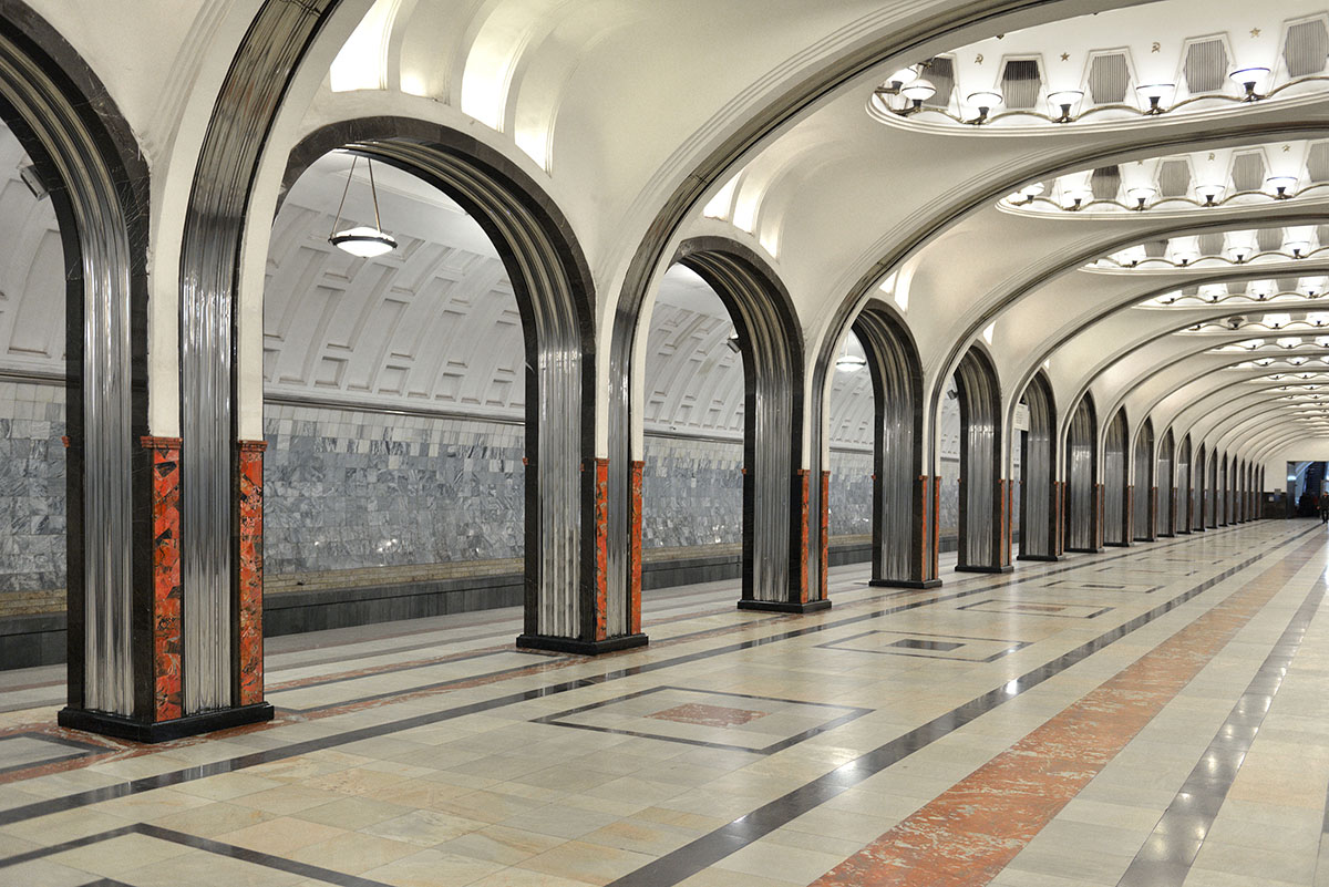 La station de métro Maïakovskaïa à Moscou, en Russie, fait la part belle à la rhodonite