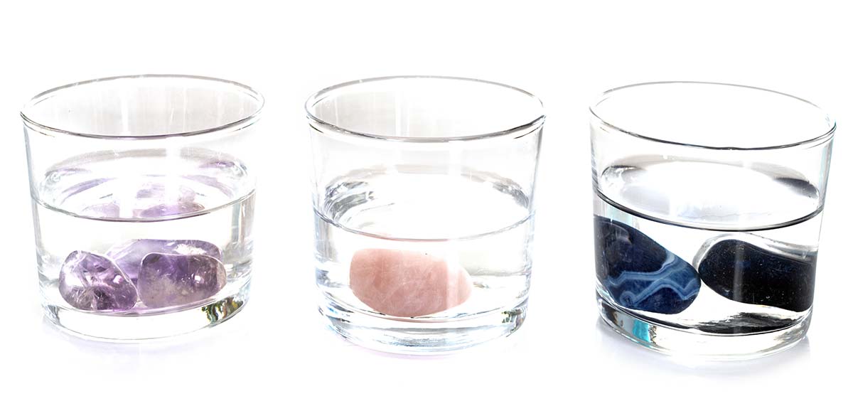 Exemples d'eaux de gemmes : améthyste, quartz rose et sodalite