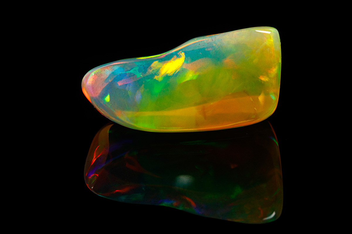 Opale multicolore sur fond noir
