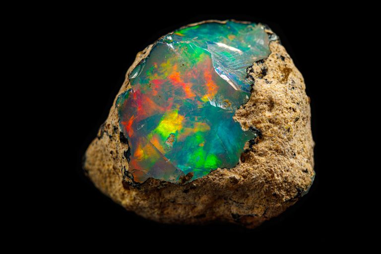RARE !! OPALE NOIRE ET MULTICOLORE D'ETHIOPIE : 1,05 CARAT